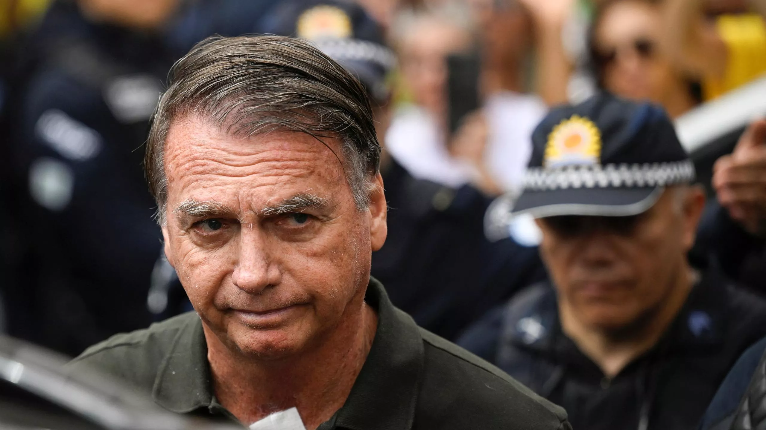 Bolsonaro é levado ao hospital após mal-estar na madrugada