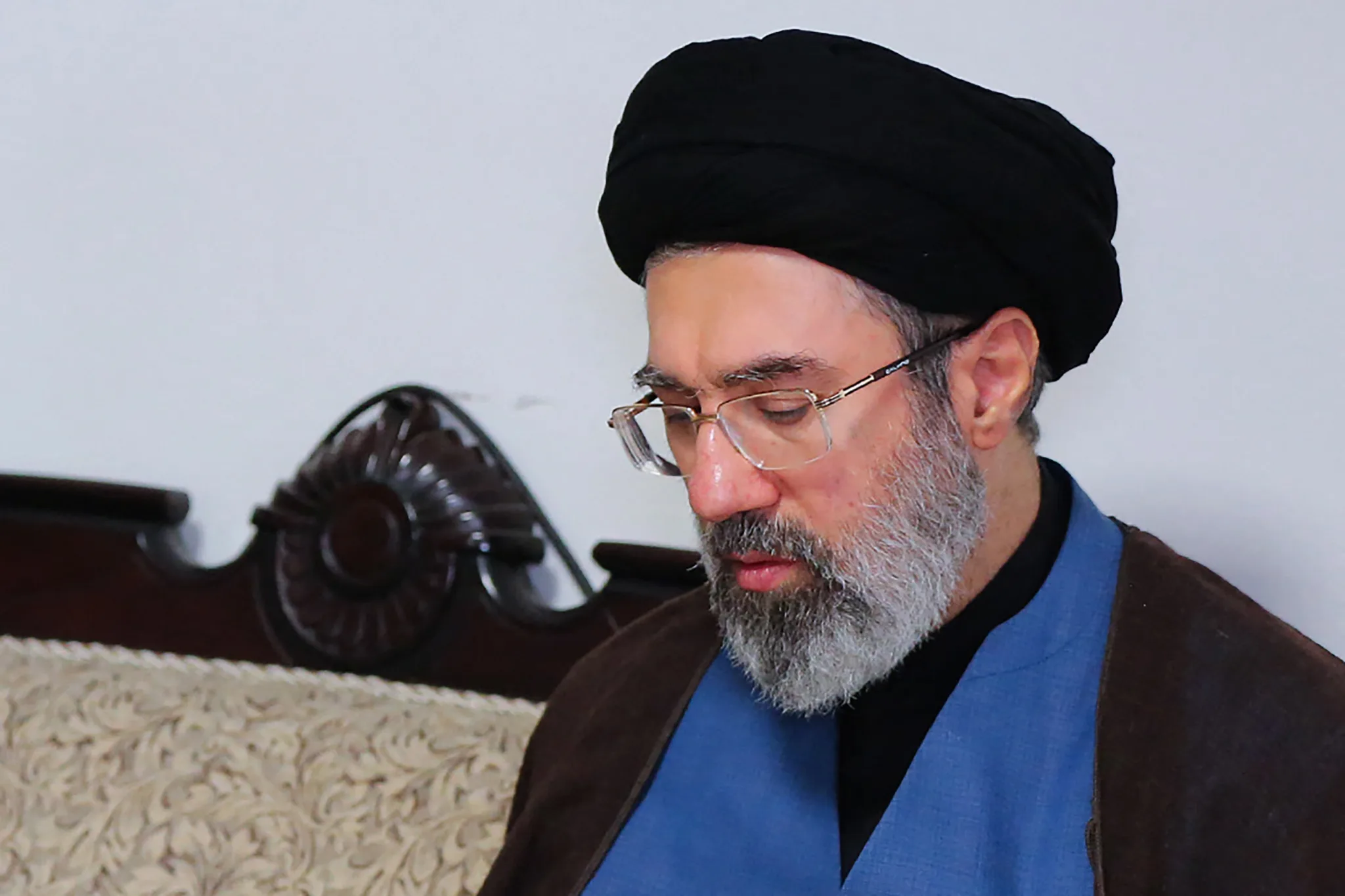 Irã anuncia Mojtaba Khamenei, filho de Ali Khamenei, como líder supremo do país