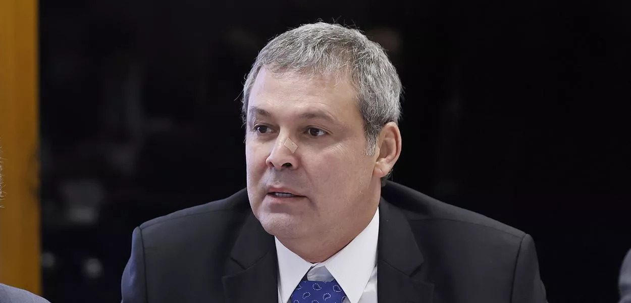 Lindbergh denuncia que derrubada de veto pode beneficiar Bolsonaro, traficantes e estupradores