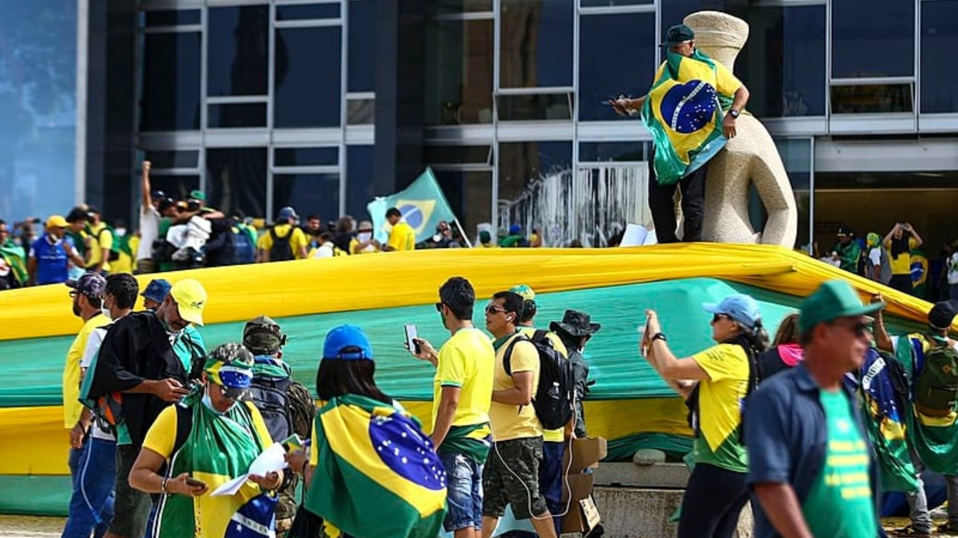 Veto de Lula ao PL da Dosimetria impede benefício ao crime, dizem deputadas