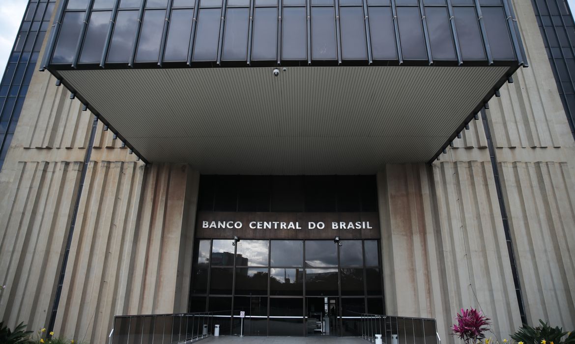 Copom decide Selic em meio a guerra e inflação acelerando