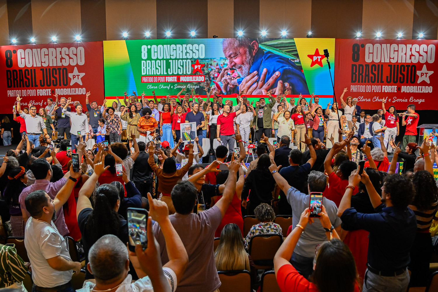 PT fecha Congresso com manifesto e mira reeleição de Lula