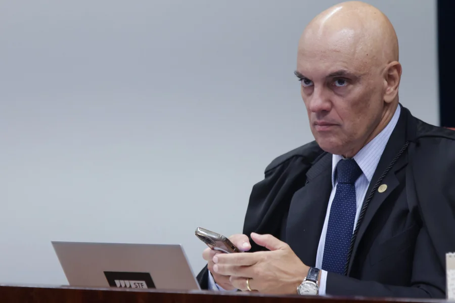 Além disso, vale ressaltar, que tal medida é inconstitucional porque se trata, agora claramente, de tentativa de dar anistia a crime de estado