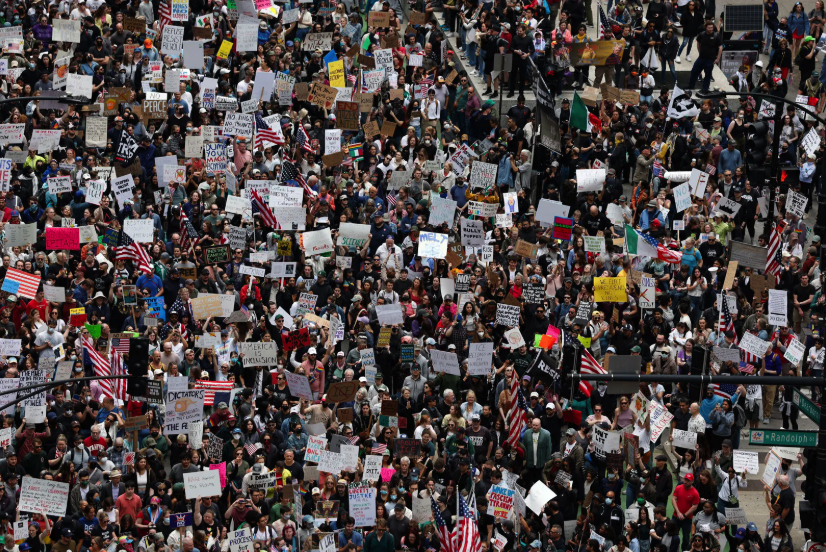Trump atinge a maior rejeição sob pressão da guerra e das ruas