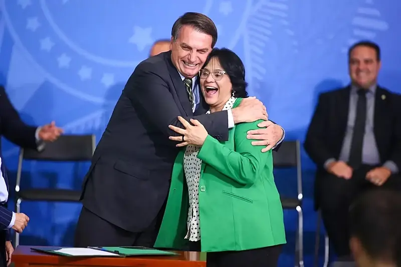 Bolsonaro é salvo por “pílulas mágicas” da feiticeira Damares em “Dark Horse”; entenda