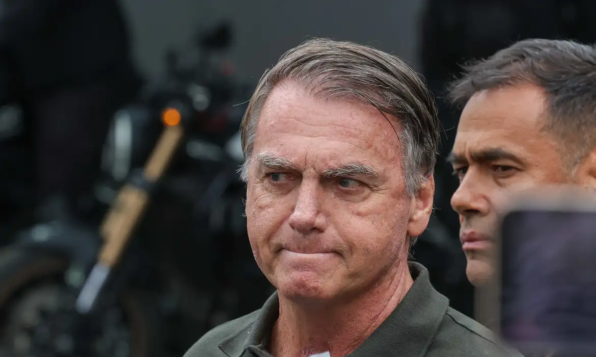 Bolsonaro é internado em Brasília para cirurgia no ombro