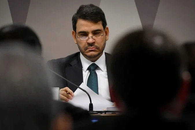 Lula pede para Jorge Messias permanecer no governo