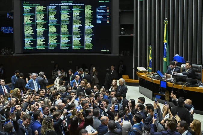 PL da Dosimetria: veja os parlamentares do DF que votaram contra e a favor