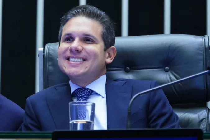 Transição para o fim da escala 6×1 terá duas folgas semanais já em 2026, diz Motta