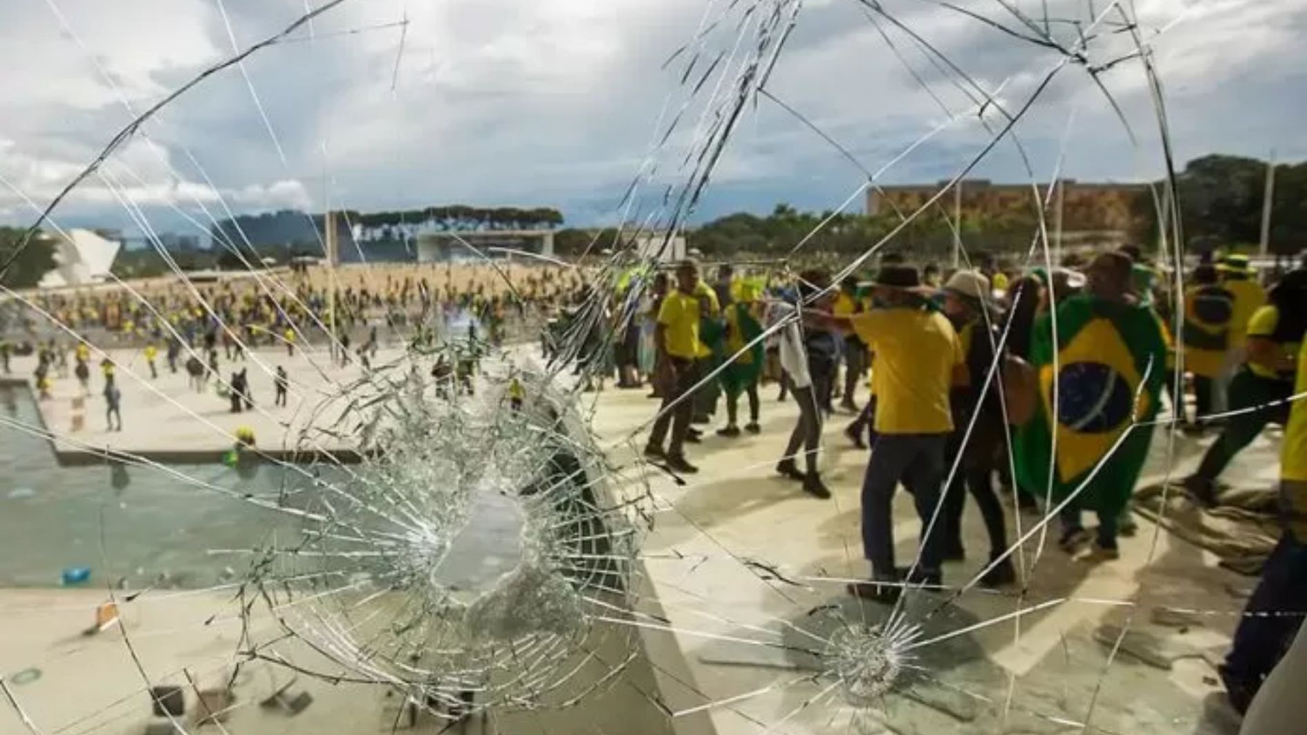 Alcolumbre promulga lei que reduz pena de golpistas; STF terá ação contrária