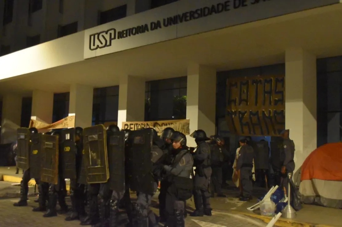 PM de Tarcísio invade USP com bombas e gás contra estudantes em greve