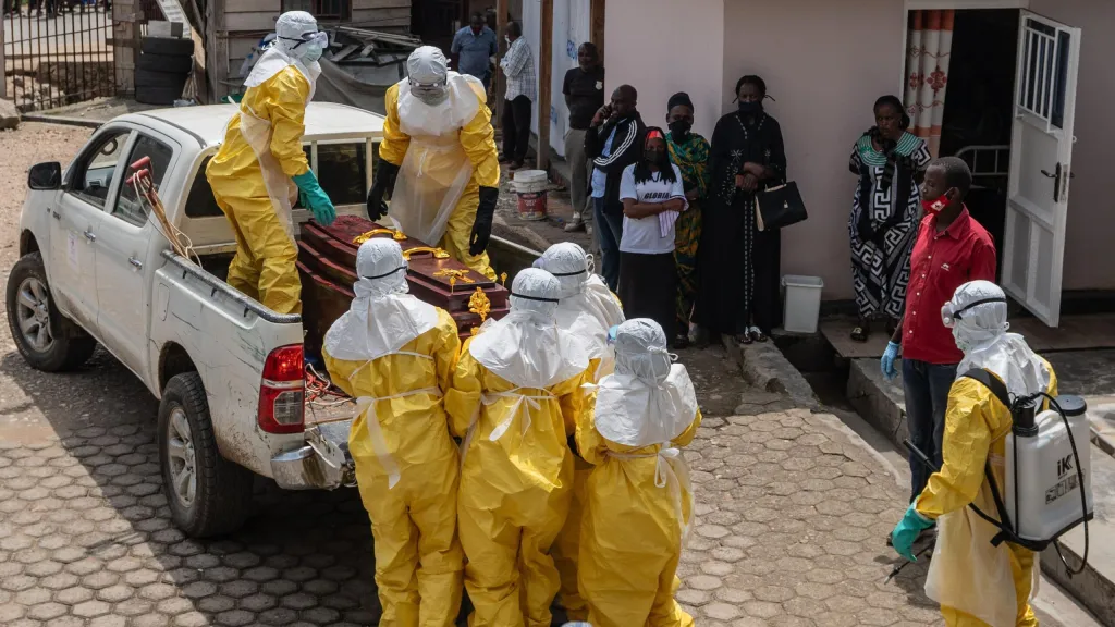 Enfermeira a caminho do epicentro do surto de ebola alerta para riscos