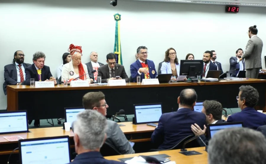 Comissão especial aprova PEC da 6×1 na Câmara. Texto vai ao plenário
