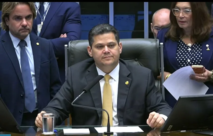 Alcolumbre promulga Lei da Dosimetria, que pode beneficiar Bolsonaro