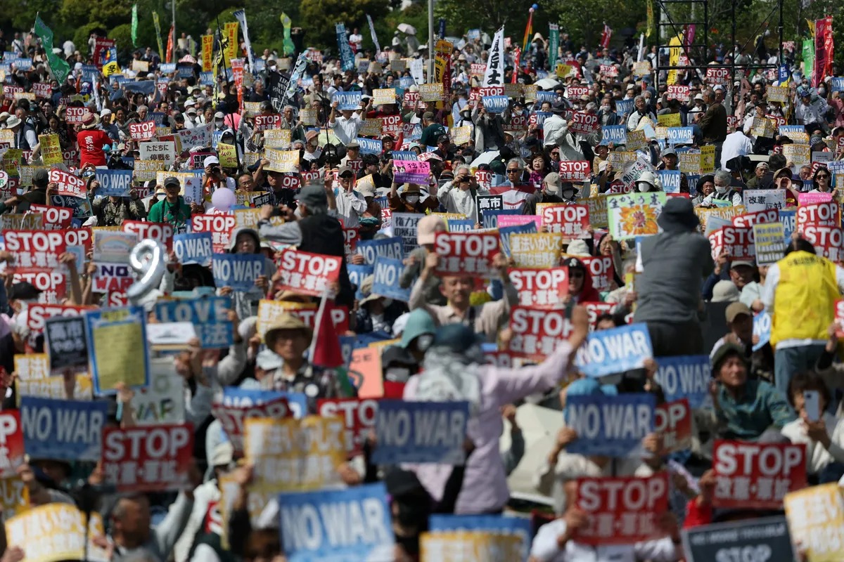 50 mil pessoas protestam no Japão contra plano de rearmamento