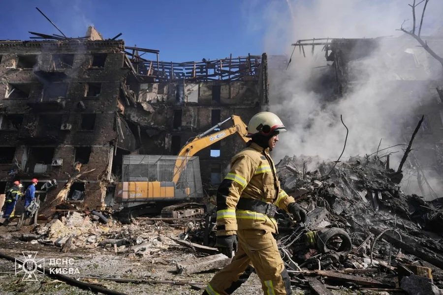 Rússia lança ataque massivo contra Kiev com míssil hipersônico