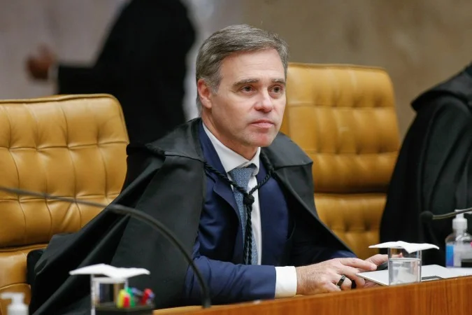 Embate entre Gilmar Mendes e André Mendonça expõe clima tenso no STF