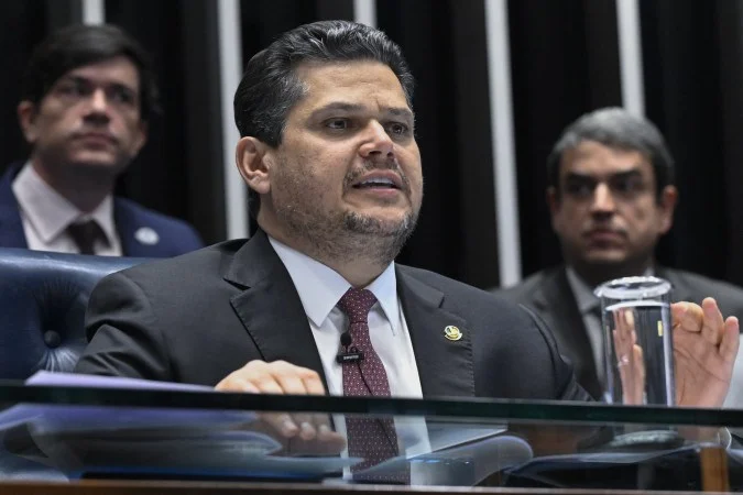 Caso do banco Master amplia pressão política sobre Davi Alcolumbre