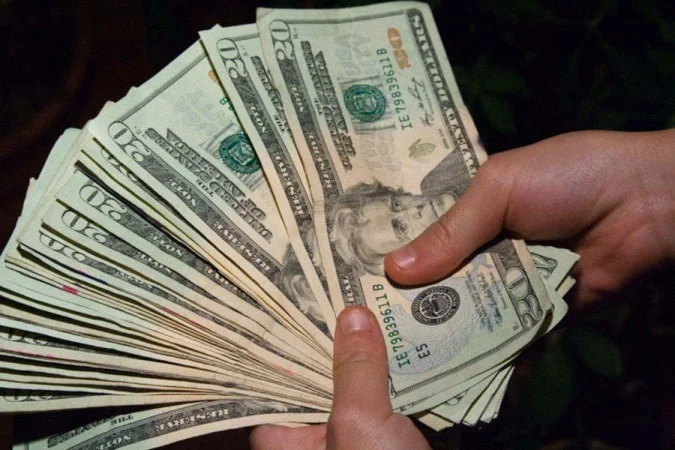 Dólar abre em alta nesta terça e vai para R$ 5,18 após ata do Copom
