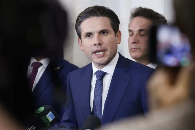 Motta convoca líderes e prevê votação do fim da 6×1 nesta semana