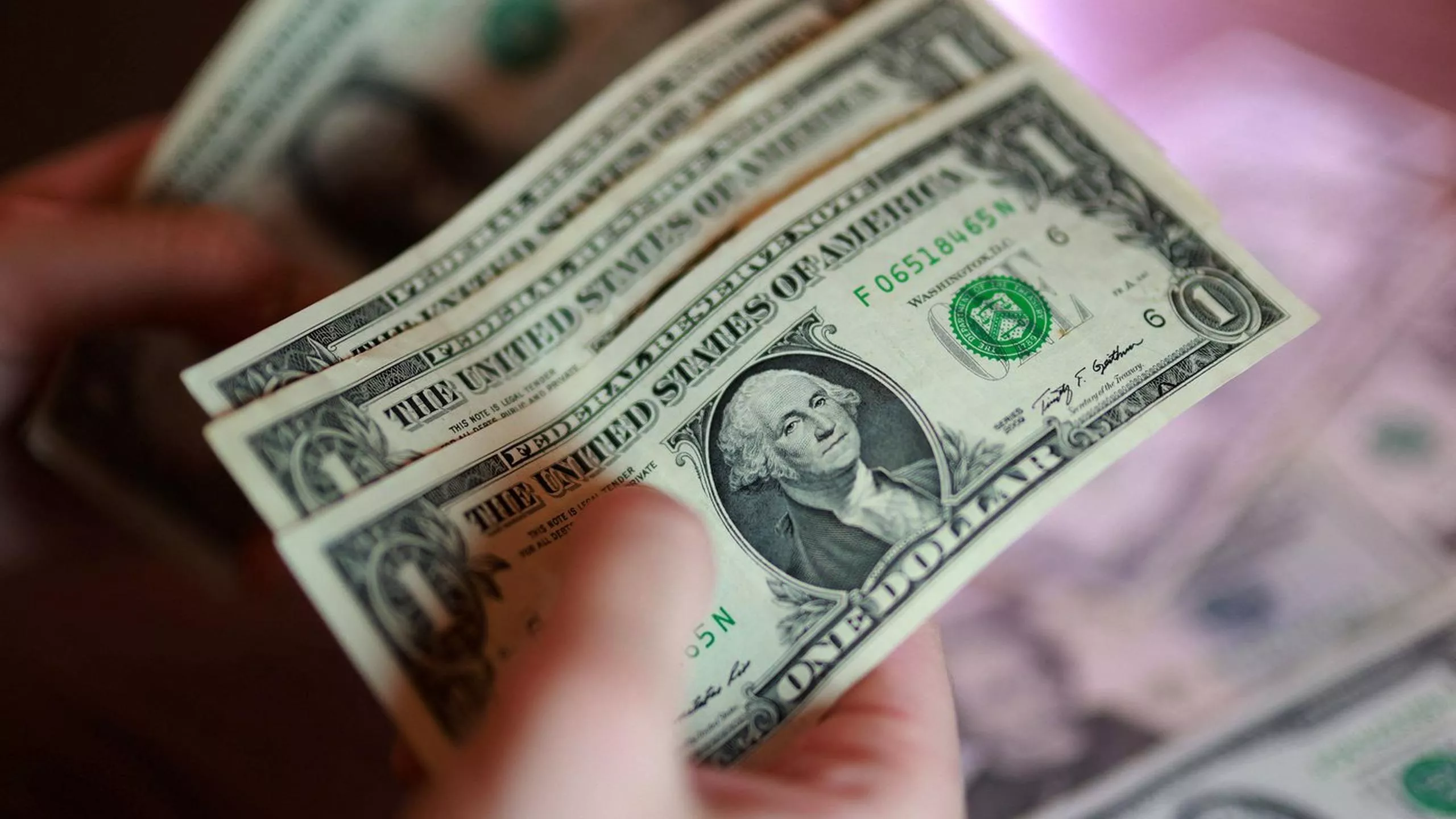Dólar fica perto da estabilidade com liquidez menor no mercado