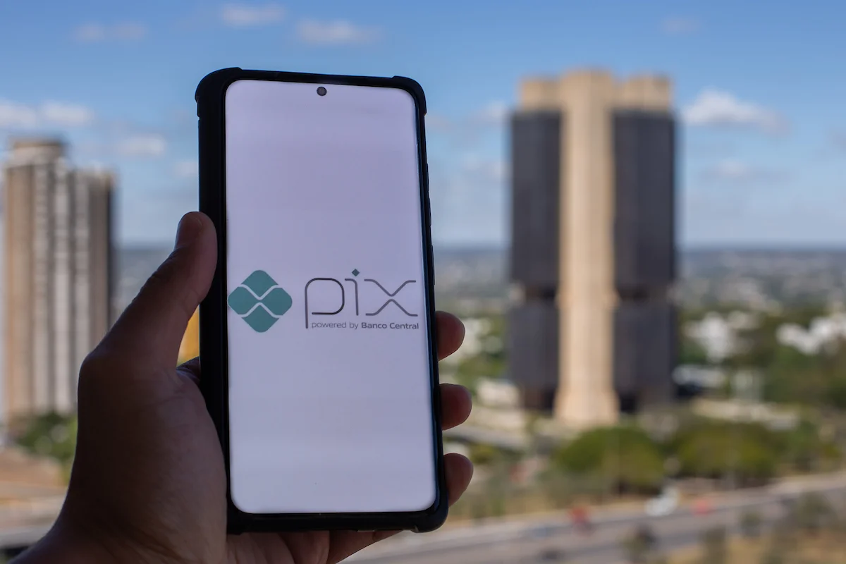 BC determina que bancos retirem teto de R$ 500 do Pix por aproximação