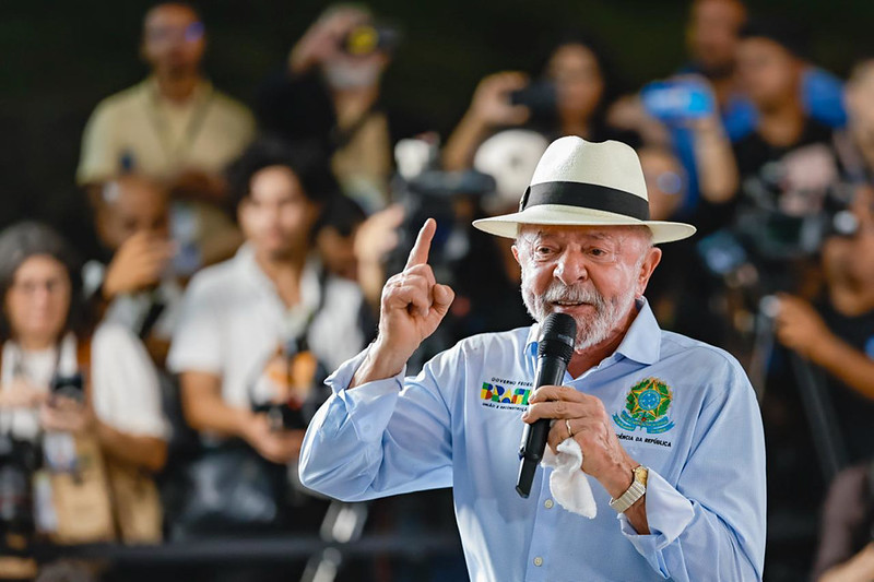 Lula diz que Flávio Bolsonaro é covarde e não assume ações contra o Brasil