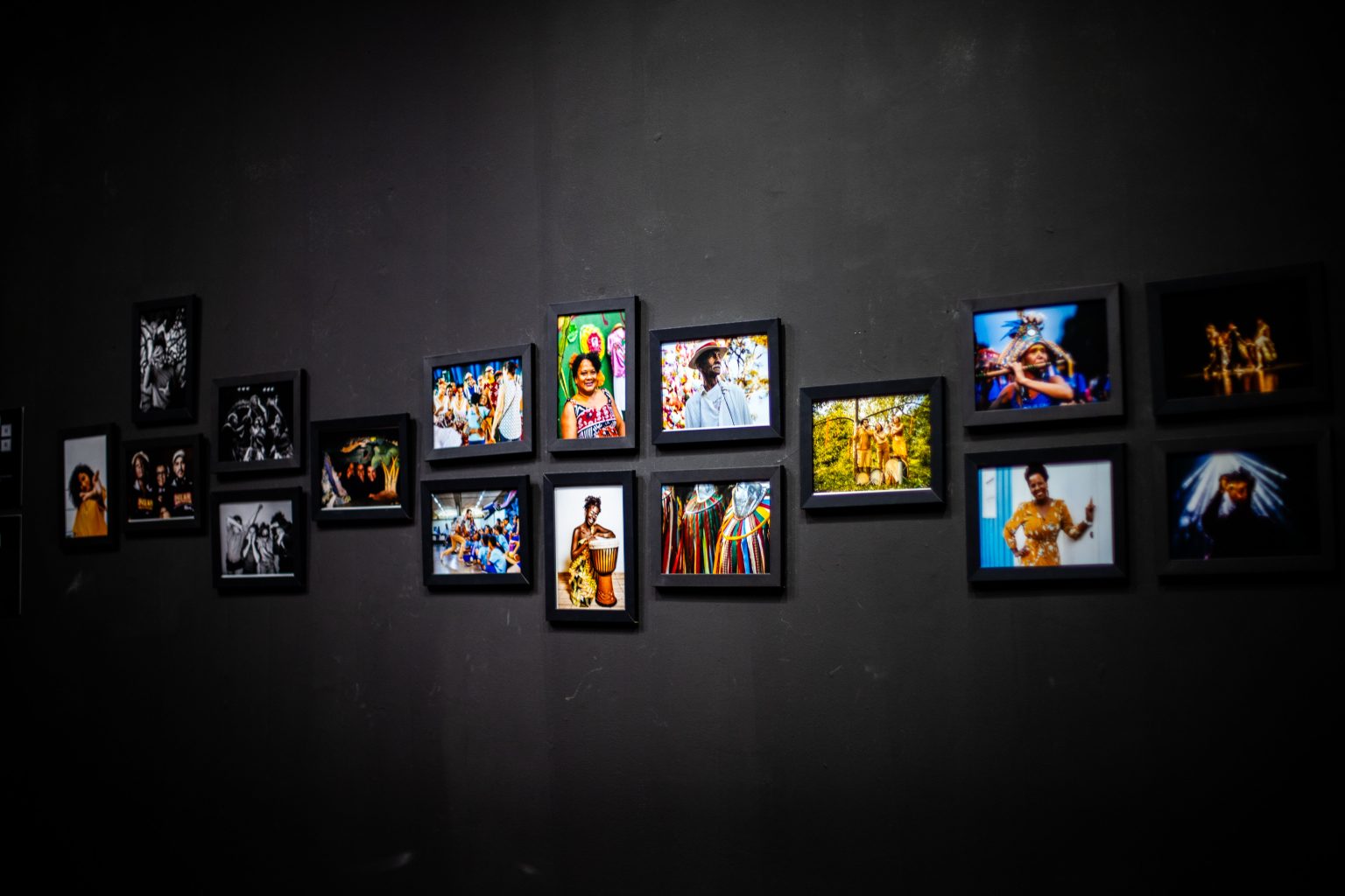 Exposição “Festa de Olhar” celebra a fotografia de Tatiana Reis na Galeria Risofloras