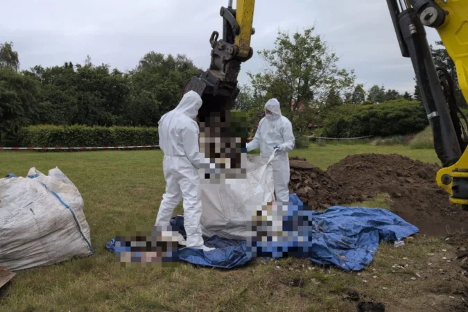 Polícia encontra dezenas de fetos enterrados em jardim na Polônia