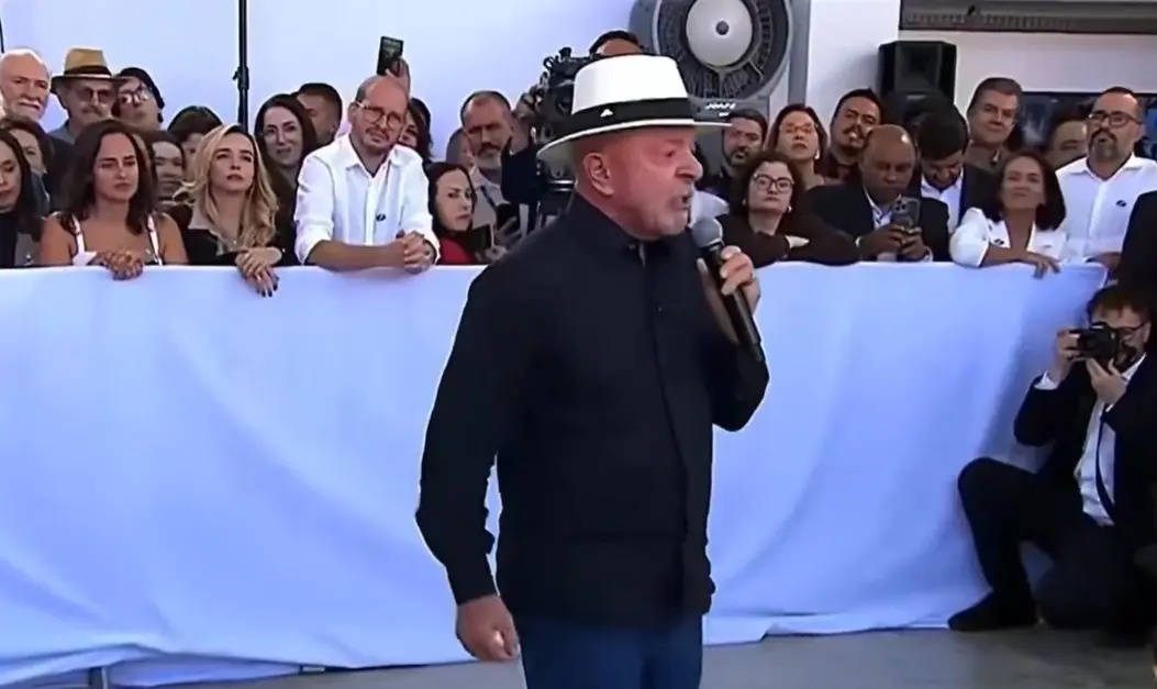 Lula chama Flávio de “imbecil” após nova proposta de tarifaço de Trump