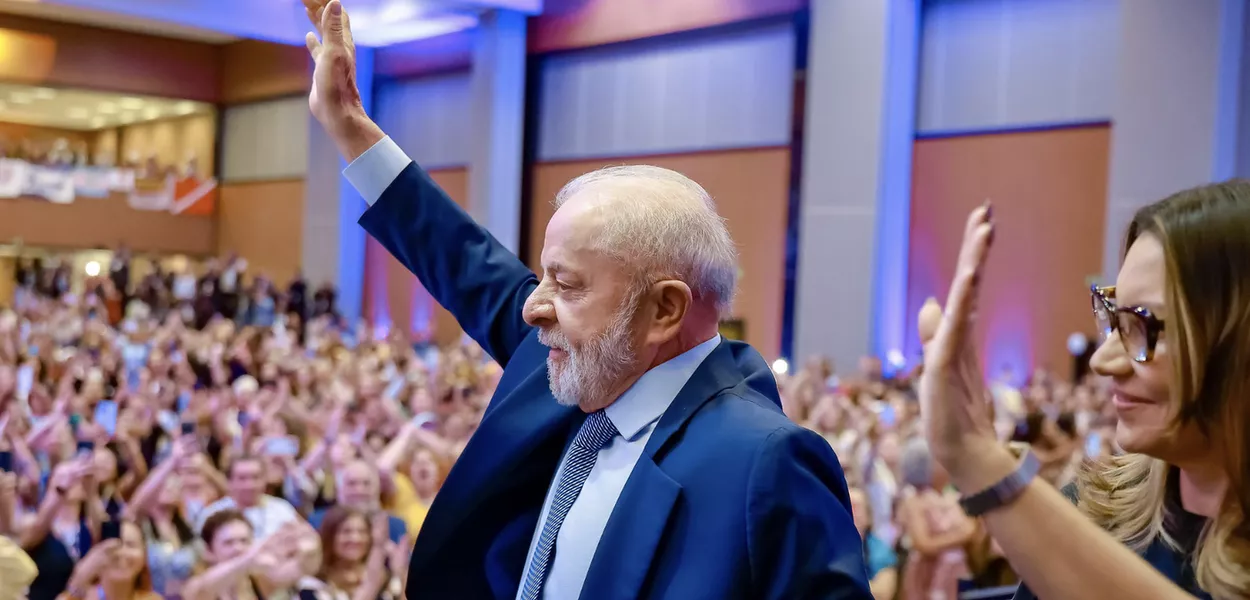 Mulheres dão ampla vantagem a Lula contra Flávio Bolsonaro no segundo turno