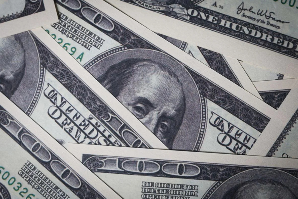 Dólar cai e Bolsa sobe, mas mercado vive “gangorra” com guerra no Irã