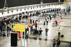 Passageira agride funcionários após discussão sobre check-in em aeroporto