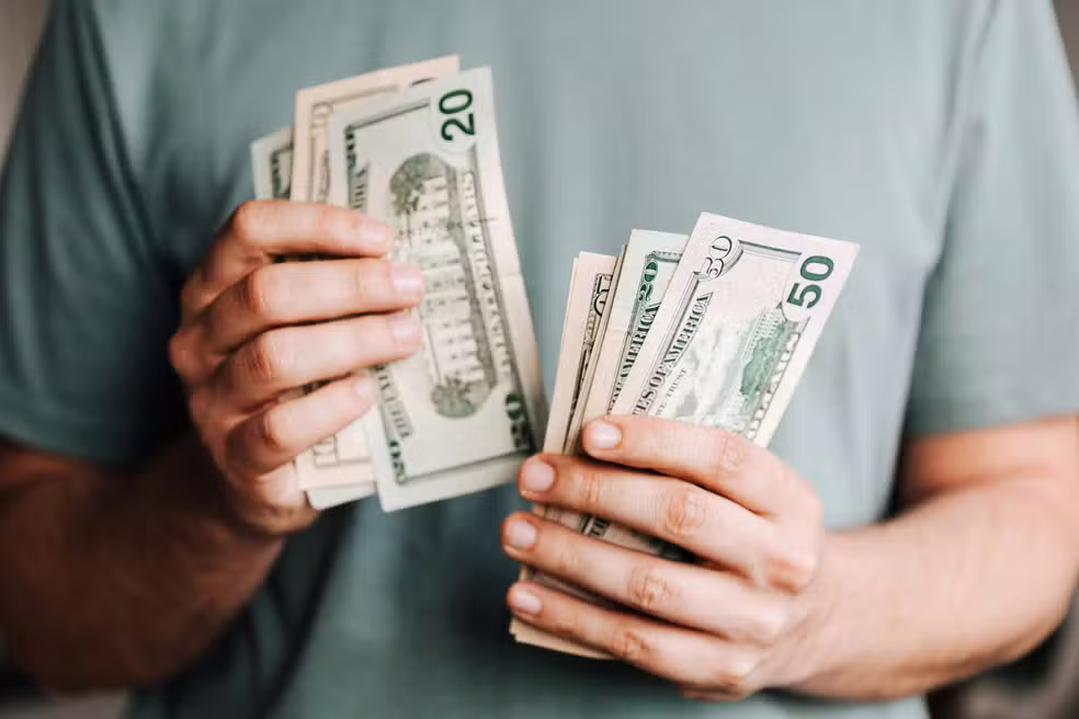 Dólar opera em alta, de olho no petróleo e à espera de decisões de juros; Ibovespa cai