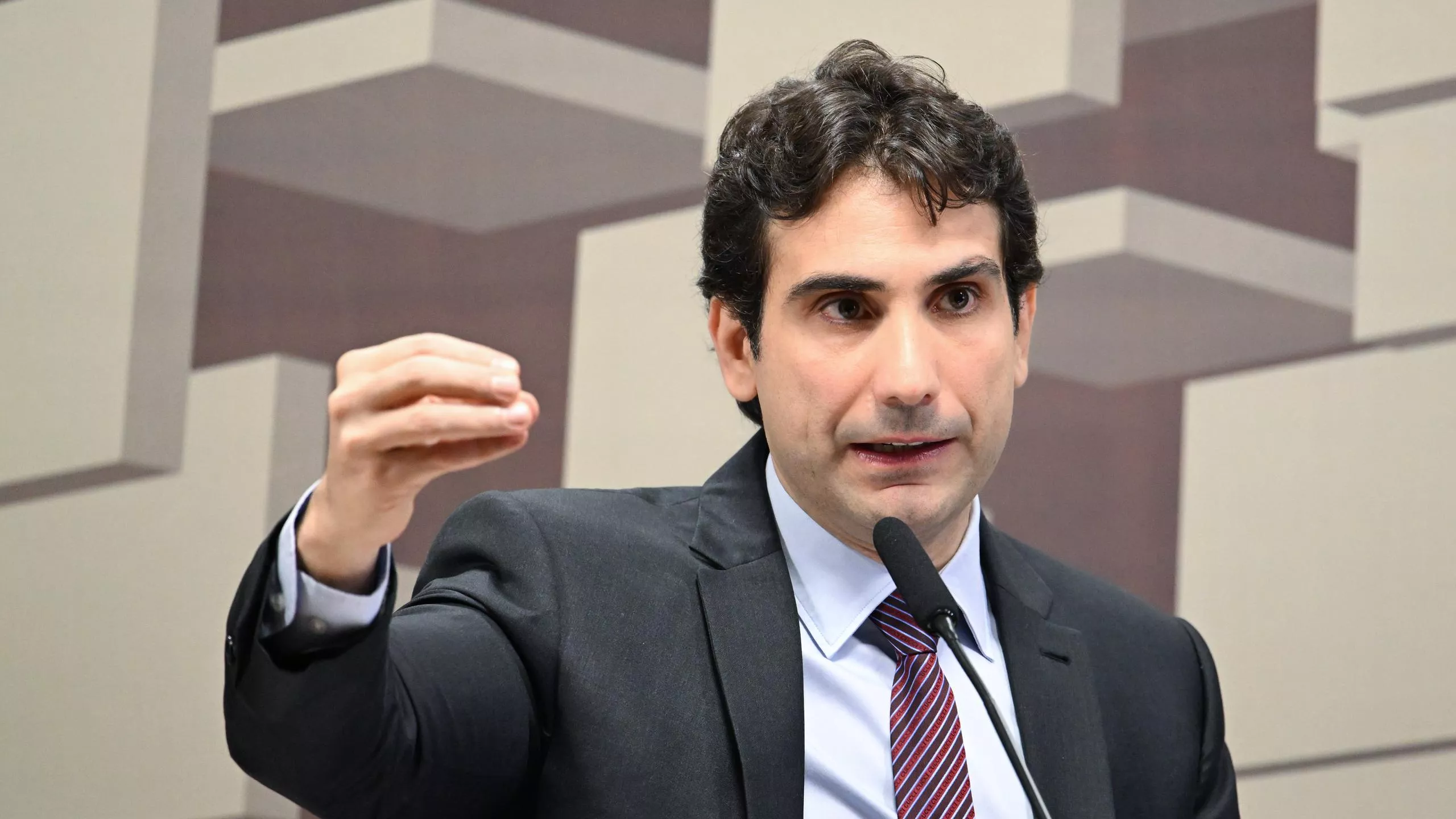 Nota confusa do Copom produz forte alta do dólar e dos juros futuros