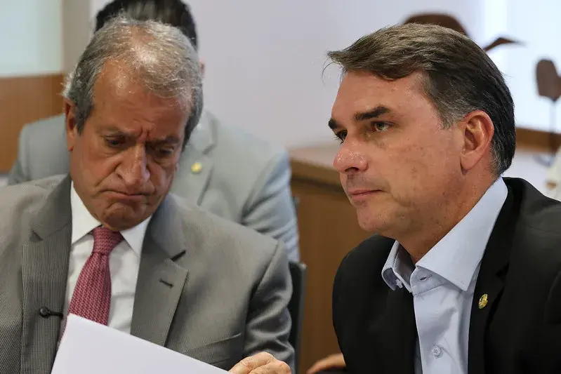 Flávio Bolsonaro recua e quer fazer as pazes com Michelle; entenda