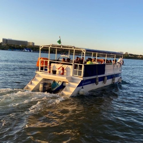 Passeio de barco no pôr do sol no Lago Paranoá