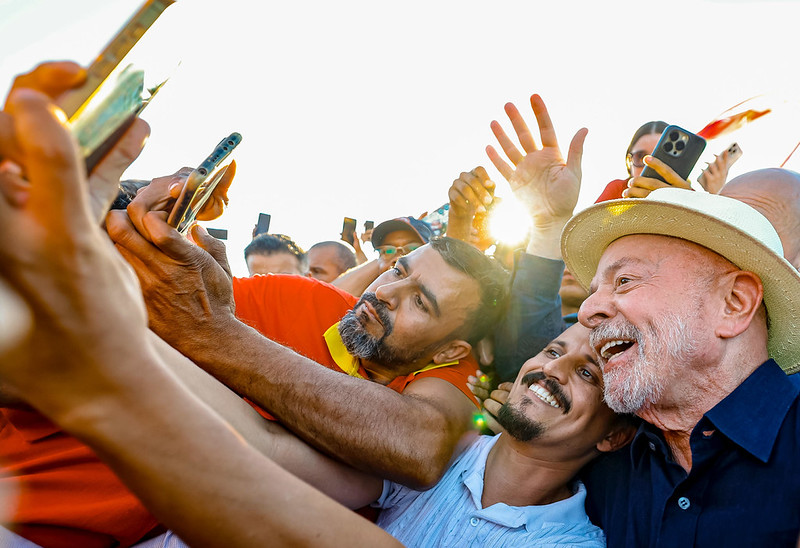 Lula amplia distância para Flávio Bolsonaro, aponta pesquisa