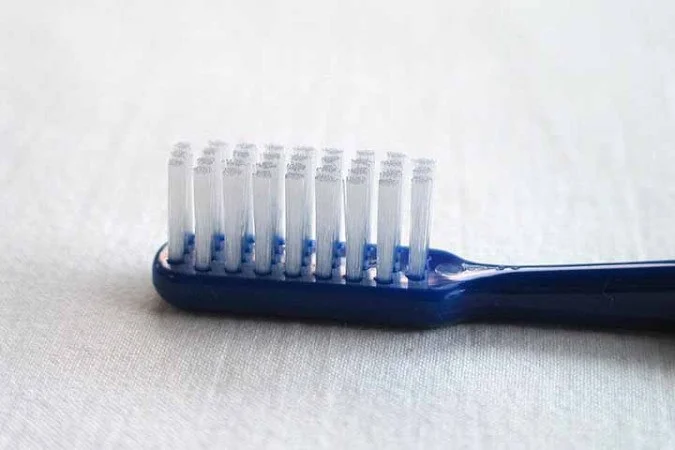 Escova de dentes tem prazo de validade? Saiba quando é hora de trocar