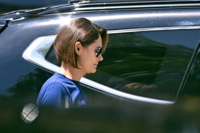 Destino incerto: aliados tentam convencer Michelle a manter candidatura ao Senado