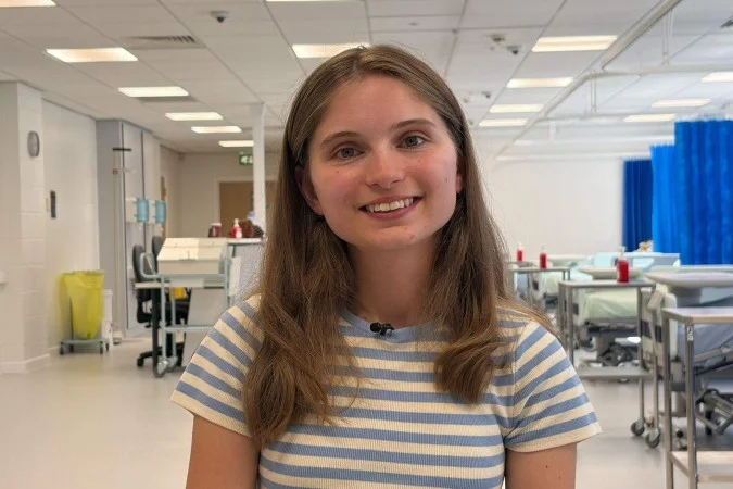 Jovem supera câncer em estágio 4, realiza sonho e se forma em medicina
