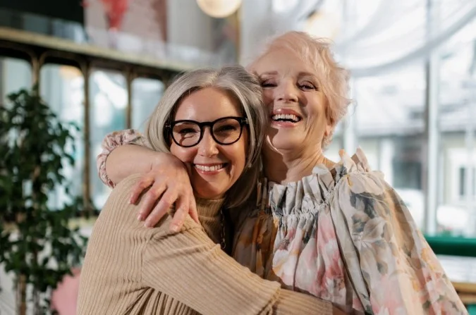 Ter amigos depois dos 50 anos melhora a saúde mental? Entenda a importância