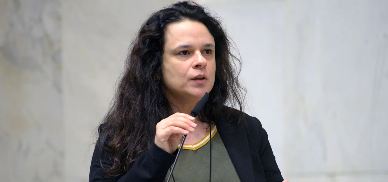 Janaina Paschoal critica declarações de Flávio Bolsonaro e reacende debate no campo conservador