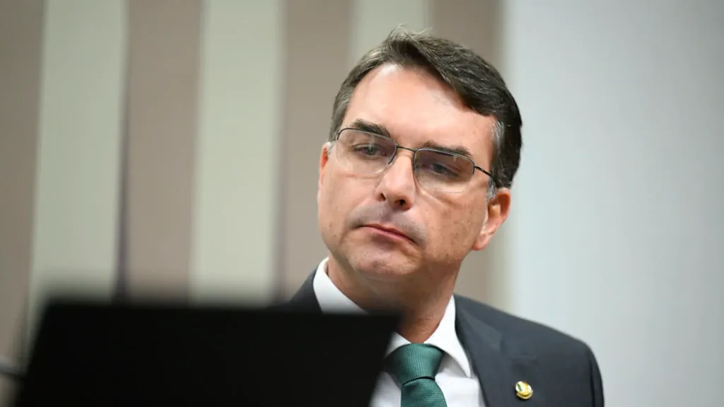 Flávio Bolsonaro já prepara estratégia para se defender de suposto vazamento de vídeo comprometedor