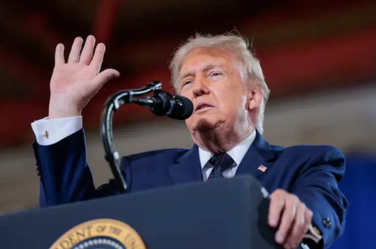 Câmara dos EUA aprova medida para limitar poderes de guerra de Trump no Irã