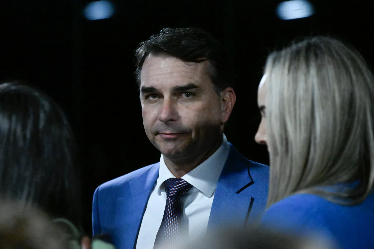 Após se alinhar aos interesses estadunidenses, Flávio Bolsonaro agora diz que vai aos EUA “defender o Pix”