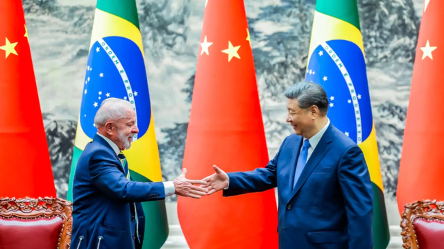 Lula diz que Trump tem “inveja” da China e anuncia virada brasileira nos minerais críticos