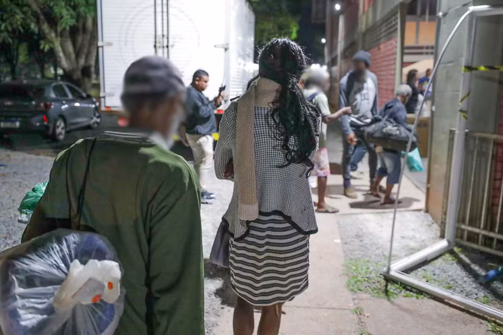 ‘Cabide Solidário’ distribui roupas de inverno na Estação Central do Metrô nesta quinta no DF