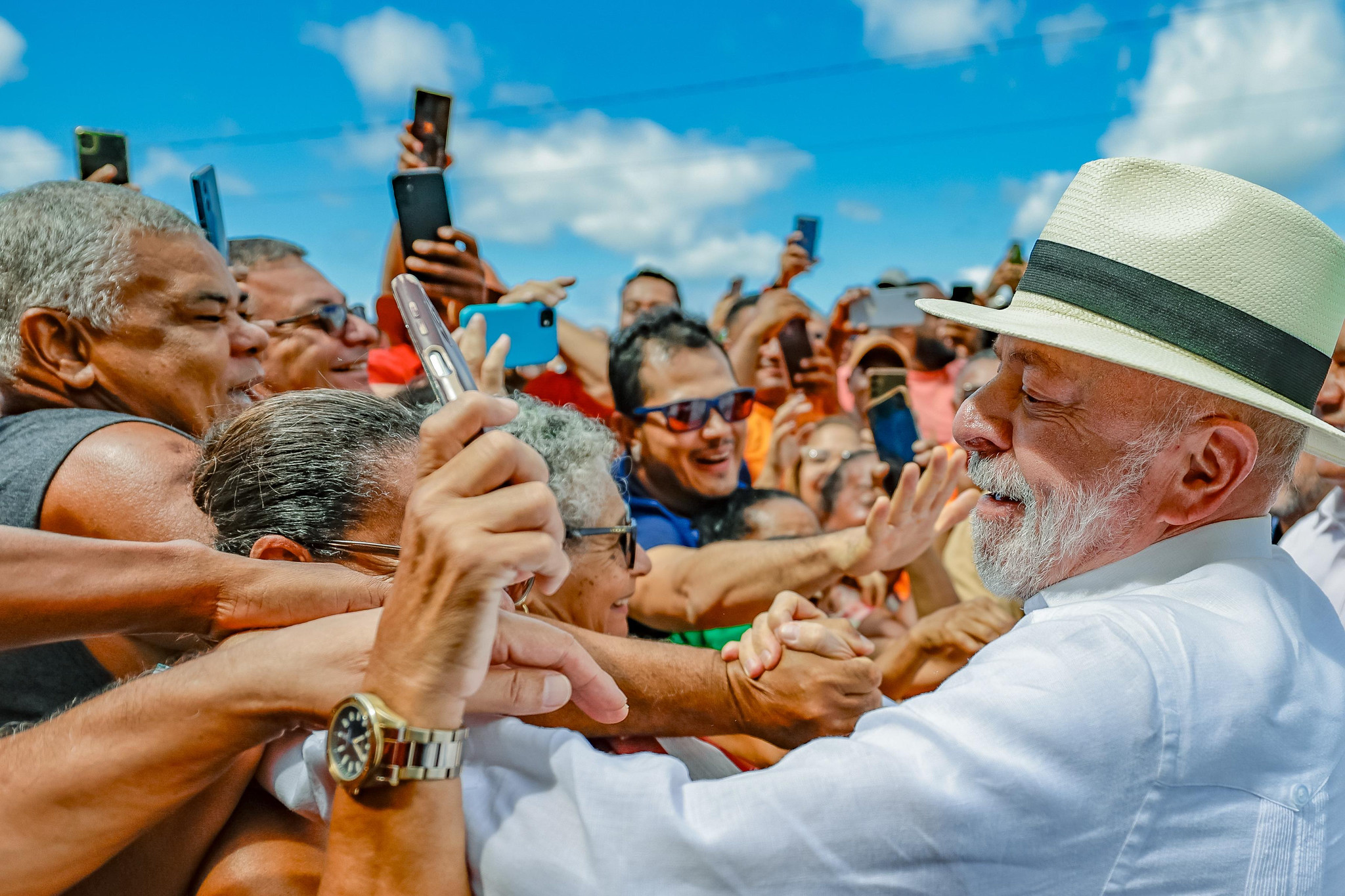 Lula lidera com folga e vence em todos os cenários pesquisados