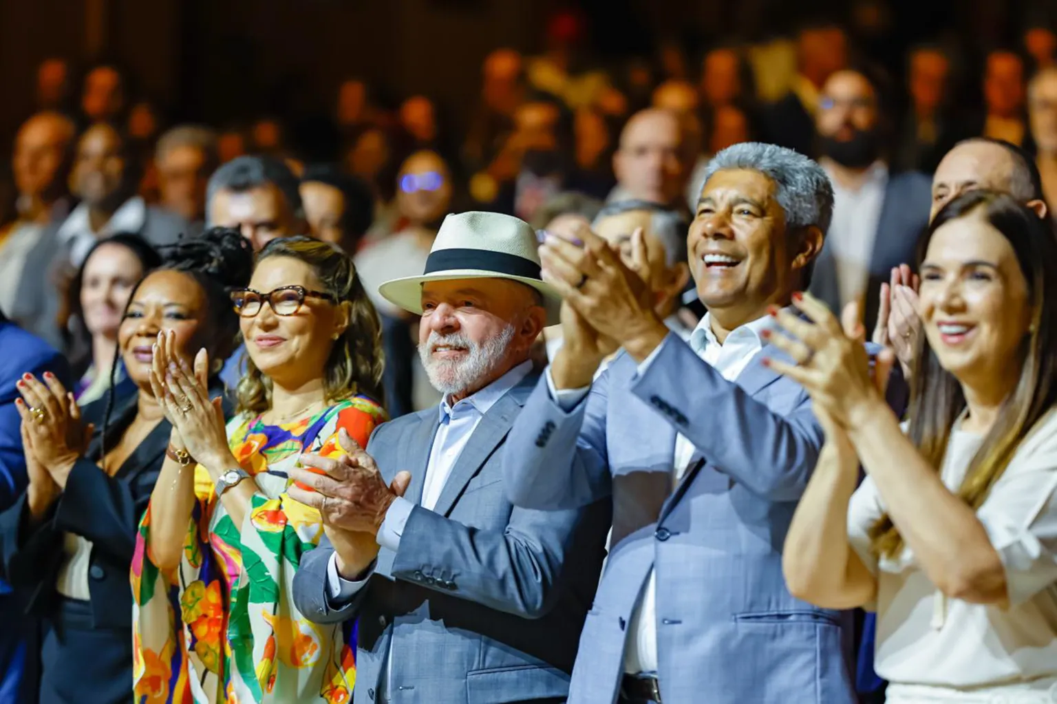 Com Lula, Teatro Castro Alves renasce em Salvador na véspera do 2 de julho